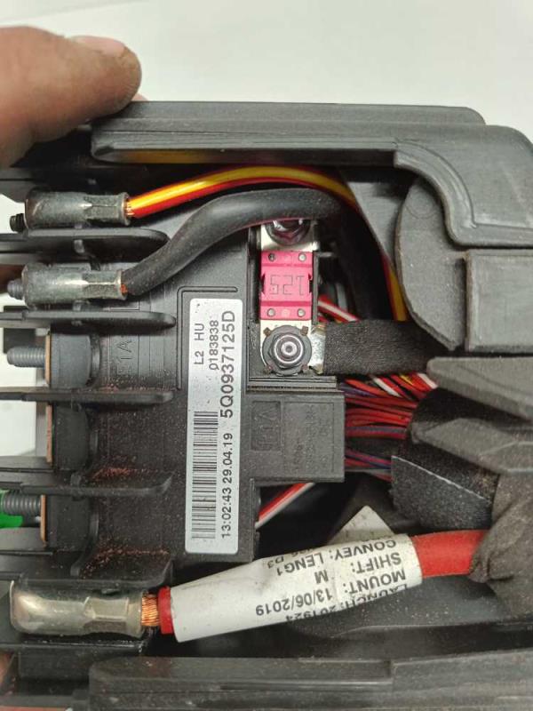 BOITE A FUSIBLE VW/AUDI/SEAT/SKODA - Vue 3